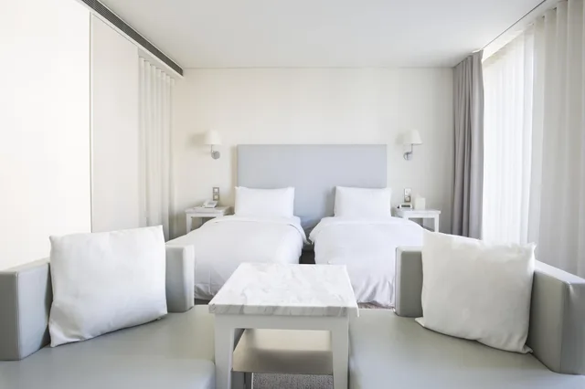 Deluxe Twin Room, Ambience Hotel 4/6