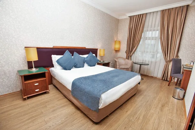 Standard, Double Bed, The Green Park Merter 1/3