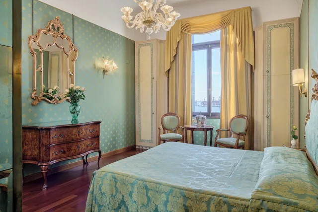 Triple, 1 Double and 1 Single Bed, San Marco View، Locanda Vivaldi Hotel 3/5