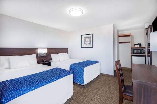 غرفة بسريرين مزدوجين، Travelodge By Wyndham Newport 1/4