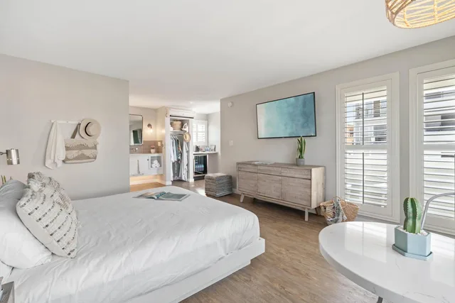 غرفة بسرير كينج بشرفة، Sea Sprite Hotel 3/6