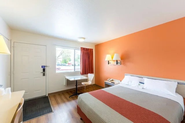 غرفة قياسية بسرير كوين، Motel6 Klamath Falls, OR 1/9