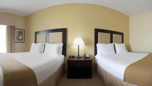 غرفة قياسية بسريرين كوين، Holiday Inn Express Hotel And Suites Georgetown 3/3