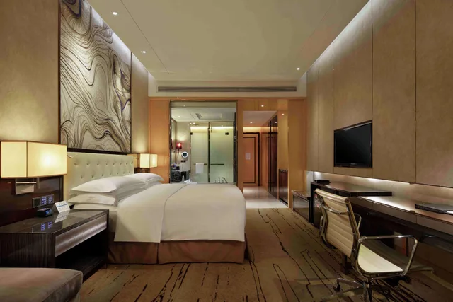 غرفة ديلوكس بسرير كينج في طابق مرتفع، Hilton Zhengzhou 2/2