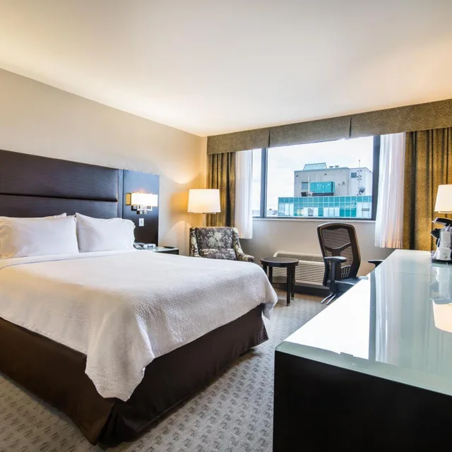 غرفة قياسية بسرير كينج وسرير كوين في طابق مرتفع، Holiday Inn Vancouver Centre 1/8