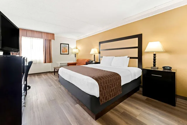 Room, King Bed, Sofa, Best Western Riverside Inn 4/8