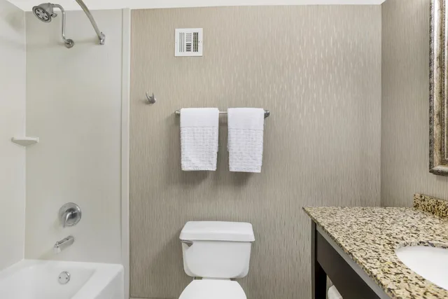 غرفة بسريرين كوين مع أريكة، Best Western Plus Tallahassee North Hotel 6/8