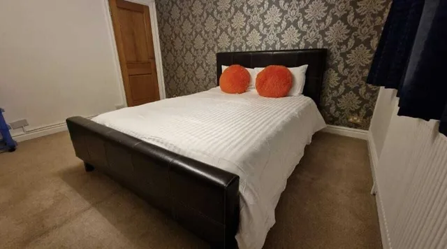 Standard Double Room - Shared، SnoozeDen Westmead - Windsor Castle & Legoland 1/1