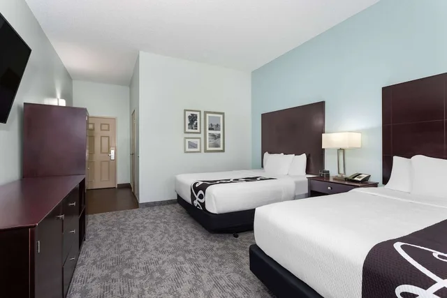 Room, 2 Queen Beds, Lake View, La Quinta Inn & Suites by Wyndham Bonita Springs Naples N. 4/9