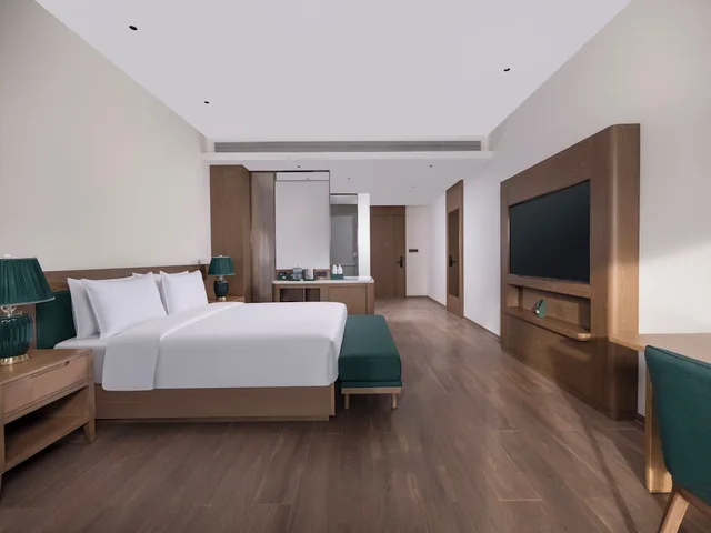 غرفة قياسية بسرير كينج بإطلالة على الحديقة بشرفة، Holiday Inn Resort Wanning Shenzhou Peninsula by IHG 2/7
