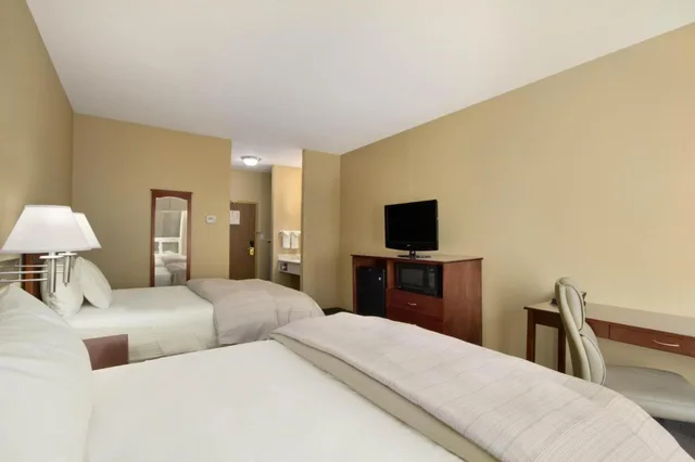 غرفة بسريرين كوين يُسمح فيها بالحيوانات الأليفة، Days Inn and Suites By Wyndham Brandon 3/6