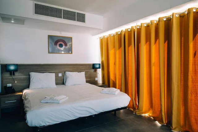 غرفة بسريرين منفصلين بإطلالة على المدينة بشرفة، Primera Hotel 1/6