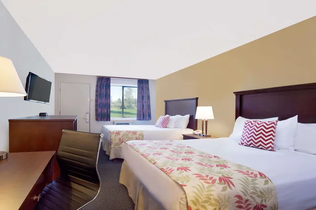 غرفة بسريرين كوين، Days Inn by Wyndham Lakewood South Tacoma 1/10