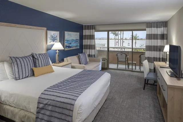 Executive, King Bed, Bay View, Sofa, Balcony, Bay Club Hotel & Marina 1/2