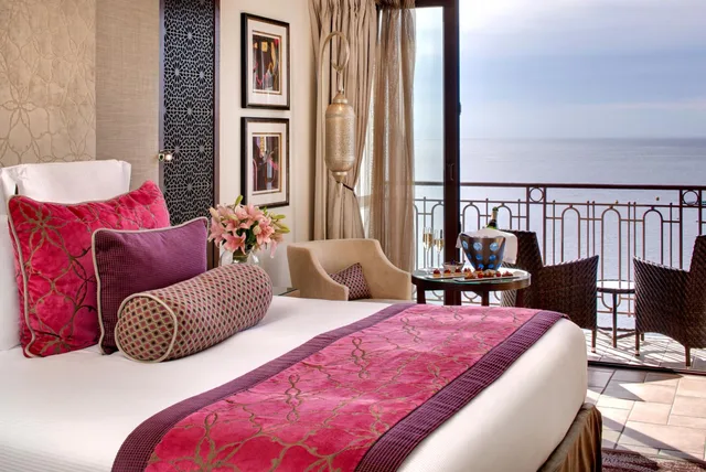 غرفة قياسية بسرير كوين بشرفة بإطلالة جزئية على البحر، Miramar Beach Hotel 5/8