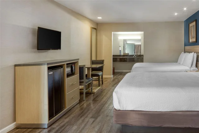 غرفة بسريرين كوين مع أريكة، SureStay Hotel by Best Western San Rafael 6/8