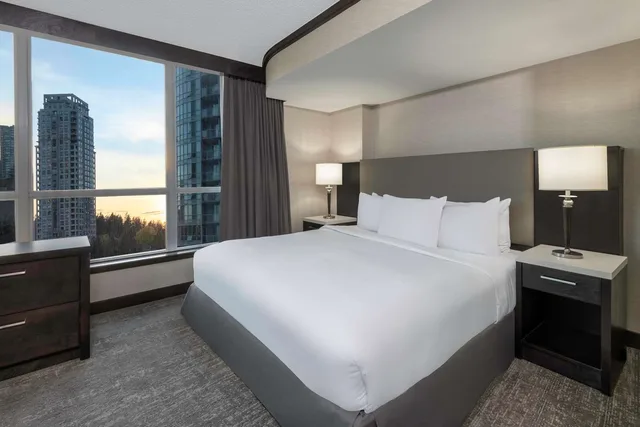 جناح بسرير كينج مع أريكة، Hilton Vancouver Metrotown 1/1