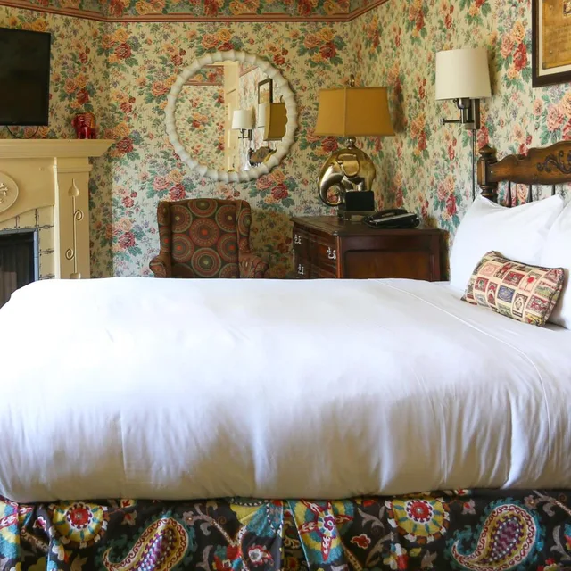 غرفة بسرير كوين، Petite Auberge 2/5