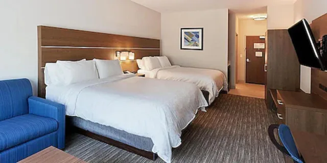 جناح بسريرين كوين مع أريكة، Holiday Inn Express & Suites Griffin 1/4
