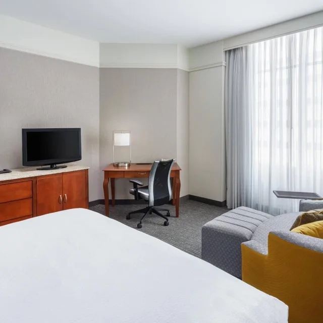 غرفة بسرير كينج بحوض استحمام لذوي الإعاقة، Courtyard Houston Downtown Convention Center 2/4