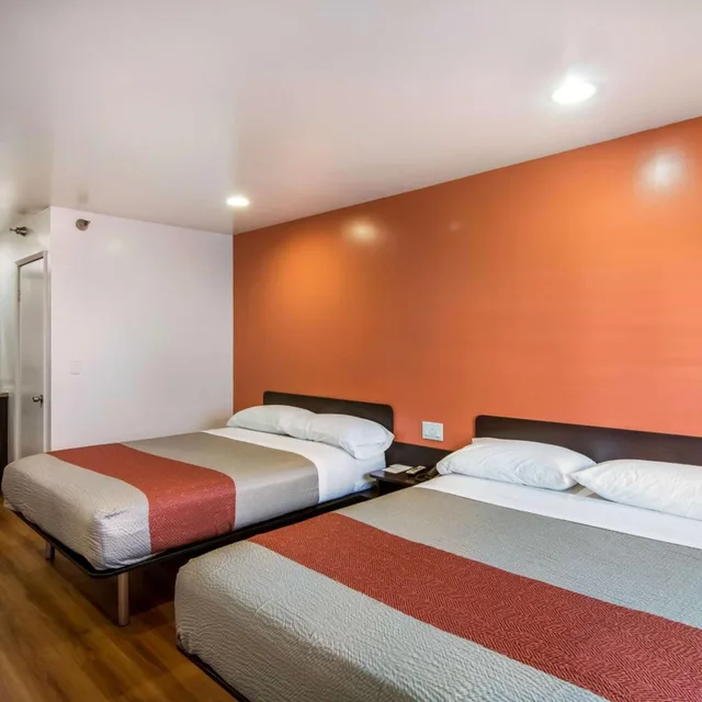2 King Beds - Non-Smoking, Micfridge، Motel6 Monterey Park, CA 1/6