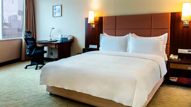 جناح، Holiday Inn Donghua 4/6
