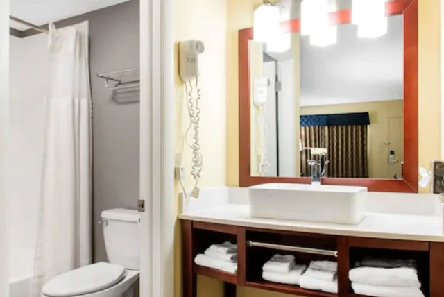 غرفة قياسية بسريرين كوين، Escape Inn Hershey 2/2