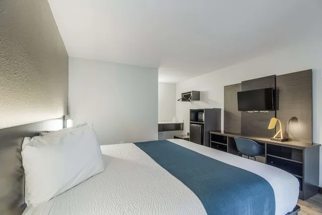 غرفة ديلوكس بسرير كينج بمطبخ، Motel6 Groves, TX 2/4
