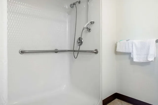 غرفة بسرير كينج لذوي الإعاقة، Rodeway Inn Sharonville - Cincinnati North 4/4