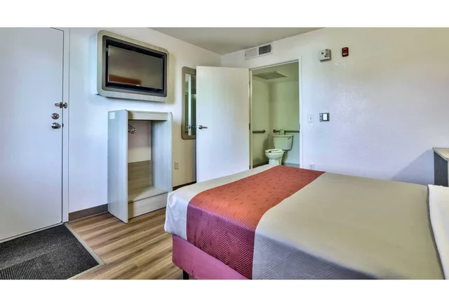 غرفة بسرير كوين، Motel6 Flagstaff, AZ - Butler 2/4