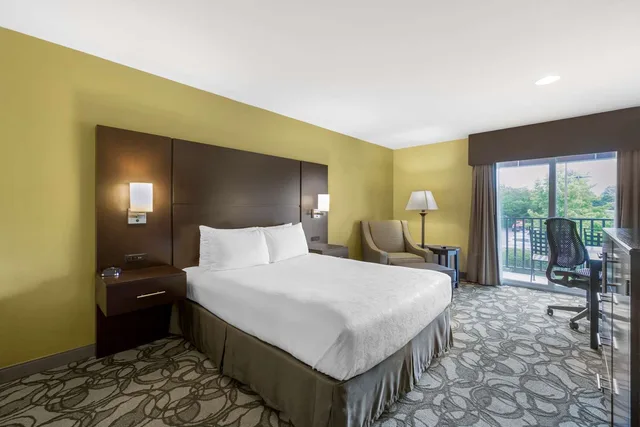 غرفة بسرير كينج بشرفة، Best Western Plus Plaza by the Green 2/7