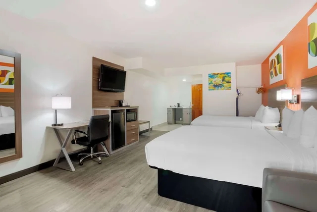 غرفة قياسية بسريرين كوين مع أريكة، Best Western Statesville Inn 6/9