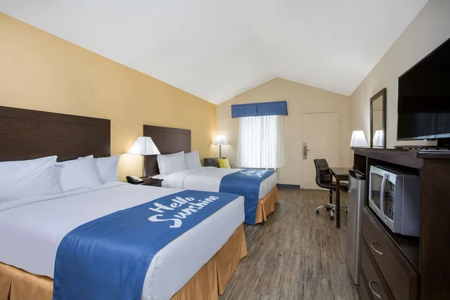 غرفة قياسية بسريرين كوين، Days Inn By Wyndham Lake City 2/4
