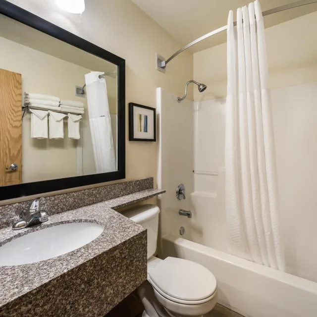 غرفة بسريرين كوين وسرير كوين، Quality Inn and Suites near NAS Fallon 6/6