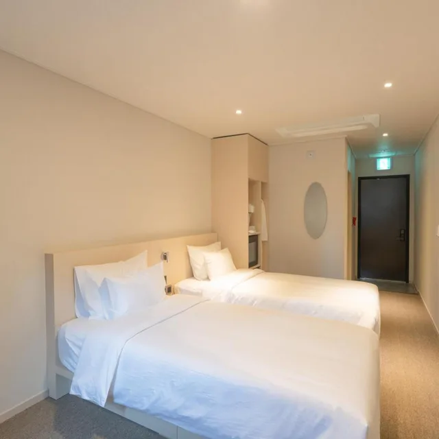 غرفة بسريرين منفصلين بحوض استحمام، Hotel Myeongdongjang 1/5