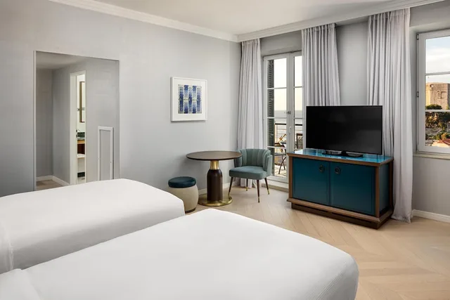 غرفة تنفيذية بسريرين منفصلين بإطلالة على البحر مع دخول صالة النادي، Hilton Imperial Dubrovnik 1/7