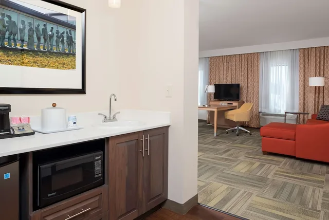 جناح استوديو بسرير كينج مع أريكة، Hampton Inn Kalamazoo 2/2