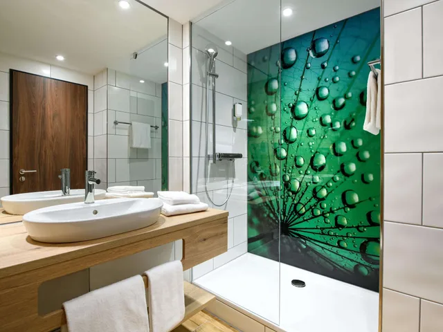 غرفة عصرية عائلية بسرير مزدوج وسريرين منفصلين مع أريكة، Ibis Styles Aschaffenburg 7/9