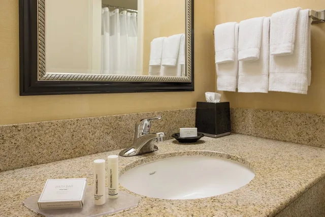 غرفة بسرير كينج مع أريكة لذوي الإعاقة، Courtyard by Marriott Costa Mesa South Coast Metro 2/3