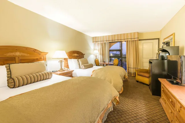 Studio, Suite, 2 Queen Beds, Ramada by Wyndham Las Cruces Hotel & Conference Center 1/2