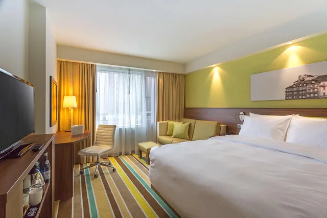غرفة بسرير كوين بإطلالة على المدينة مع أريكة، HAMPTON BY HILTON WARSAW CITY CENTRE 1/5