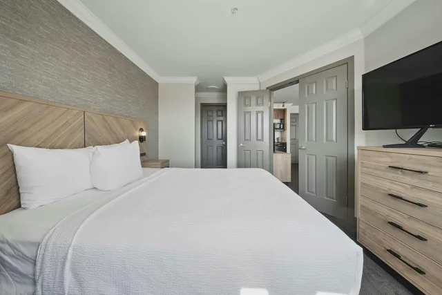 جناح بسرير كوين مع أريكة بمطبخ صغير، Sandman Hotel Red Deer 1/4