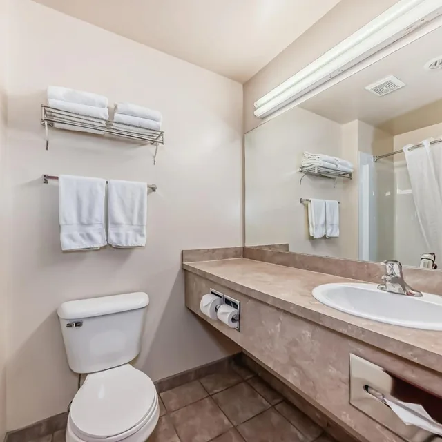 جناح بسرير كينج بجاكوزي، Grande Cache Inn and Suites 5/7