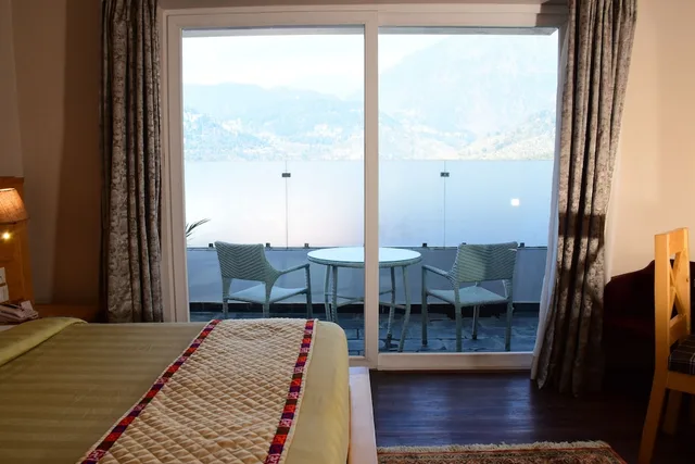 جناح كلوب تنفيذي بسرير كينج بشرفة، JuSTa Luxe Birding Resort and Spa Dharmshala 4/6