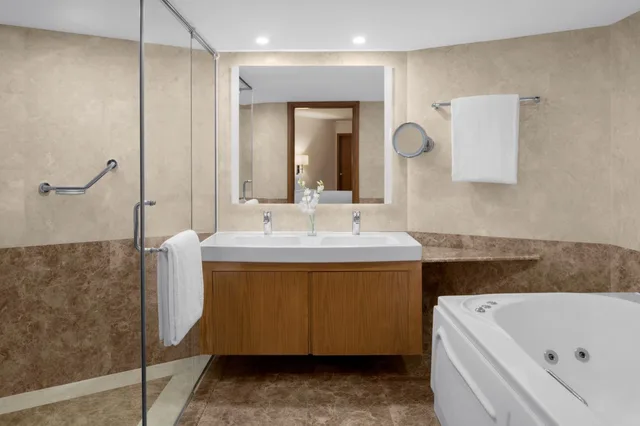 جناح بسرير كينج بغرفة نوم واحدة مع دخول الصالة، فندق انتركونتيننتال بالجبيل(Intercontinental Al Jubail) 1/1