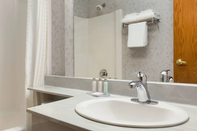 غرفة بسرير كينج، Travelodge By Wyndham Lloydminster 5/5