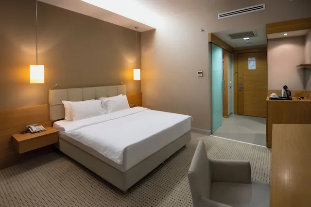Efficiency, Queen Bed، Ramada by Wyndham Podgorica 2/4