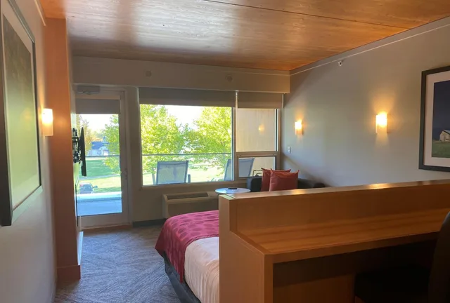 Room, Partial Lake View, West Wing, Penticton Lakeside Resort 3/5