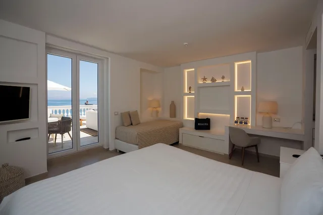 جناح بسرير كينج بإطلالة على البحر بشرفة، Pagoda Hotel Residence 1/5