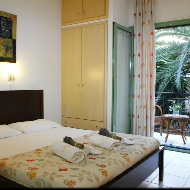 غرفة ثلاثية، Hotel Kostis 2/6